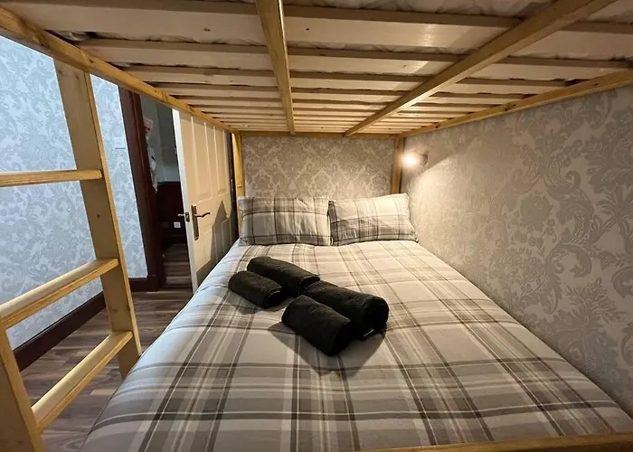 The Nook Crieff - Central 2-Bed With Garden :)